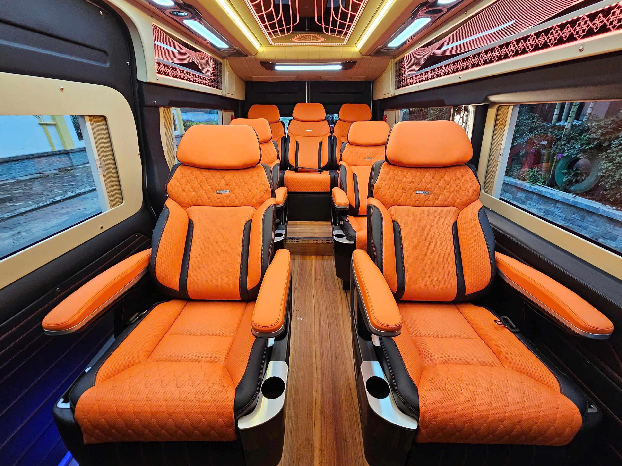 Thuê xe Limousine tham quan Đà lạt đời mới 2025 giá rẻ