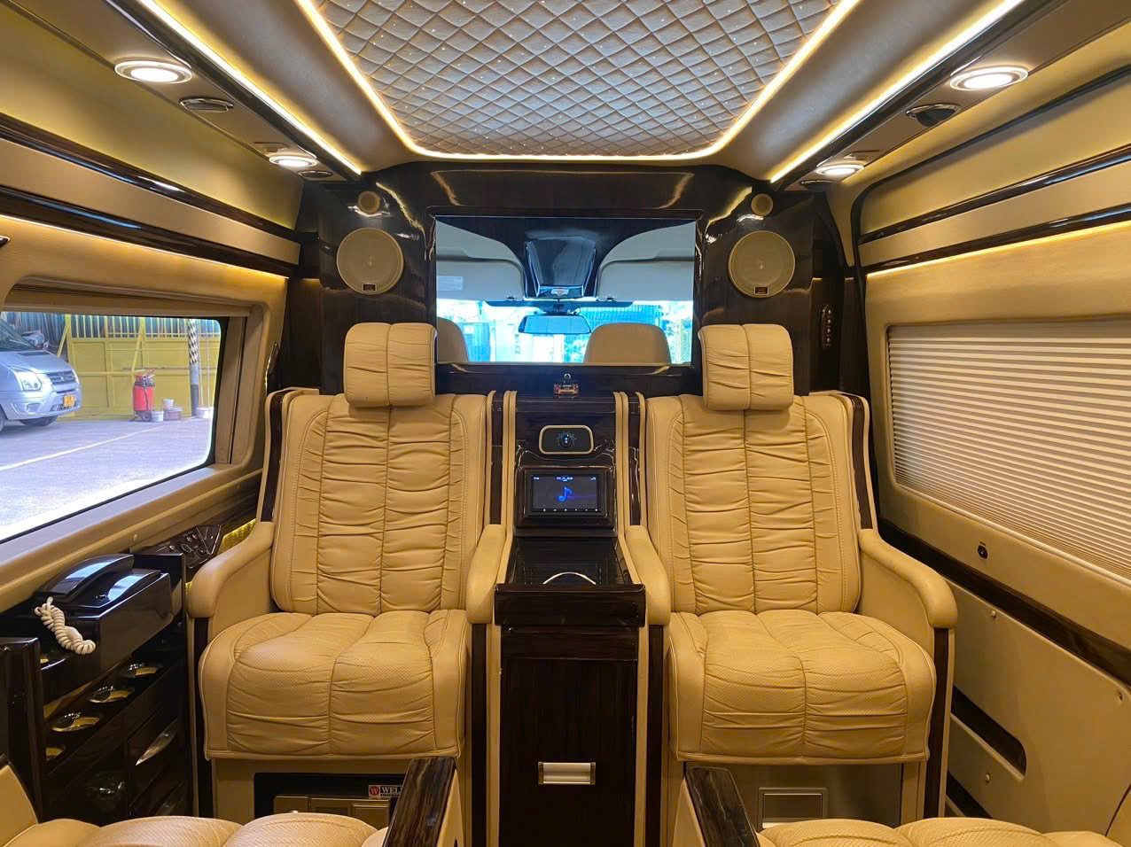 Thuê xe limousine tham quan Nha Trang đời mới 2025 giá rẻ